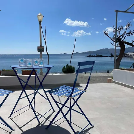 Escape Chic Studio With Seafront Patio Appartement Haraki