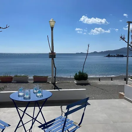 Апартаменты Escape Chic Studio With Seafront Patio *